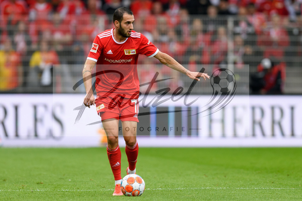 FCUBMG20210829_135 | Fussball, Herren: Levin Oeztunali (1.FC Union Berlin) in Aktion, am Ball, Einzelaktion beim Spiel der 1. Bundesliga zwischen 1. FC Union Berlin und Borussia Moenchengladbach im Stadion An der Alten Foersterei am 29.08.2021 in Berlin, Deutschland. - Realisiert mit Pictrs.com