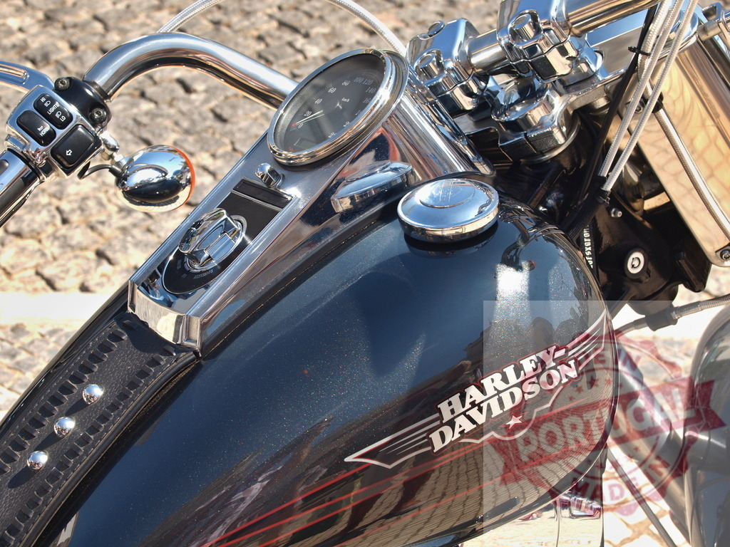 Harley-Davidson motorcycle details showing fuel tank and chrome | Harley-Davidson fuel tank and dashboard with chrome parts on a sunny day, representing freedom - Realisiert mit Pictrs.com