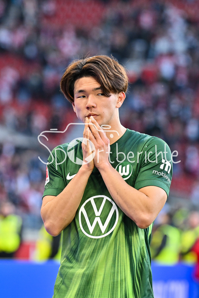 VfB Stuttgart - VfL Wolfsburg | STUTTGART, DEUTSCHLAND - 01. MÄRZ: hängende Köpfe und enttäuschte Gesichter bei den Wolfsburgern nach dem Bundesligamatch zwischen dem VfB Stuttgart und dem VfL Wolfsburg am 24. Spieltag in der MHP-Arena / DFL REGULATIONS PROHIBIT ANY USE OF PHOTOGRAPHS AS IMAGE SEQUENCES AND/OR QUASI-VIDEO / Niederlage / Kento SHIOGAI (VfL Wolfsburg 7)
