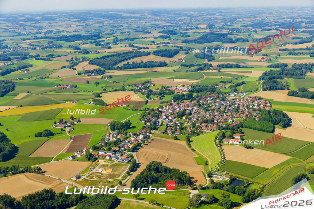 Luftaufnahme der Stadt Oberbergkirchen - Die Luftaufnahme wurde 2025 vom UL-Flugzeug heraus erstellt ( keine Drohne ) - Hochauflösende Luftaufnahme - für professionelle Ausdrucke geeignet. Die Geschenkidee !Mit Lizenz und Bildrechte bestellbar