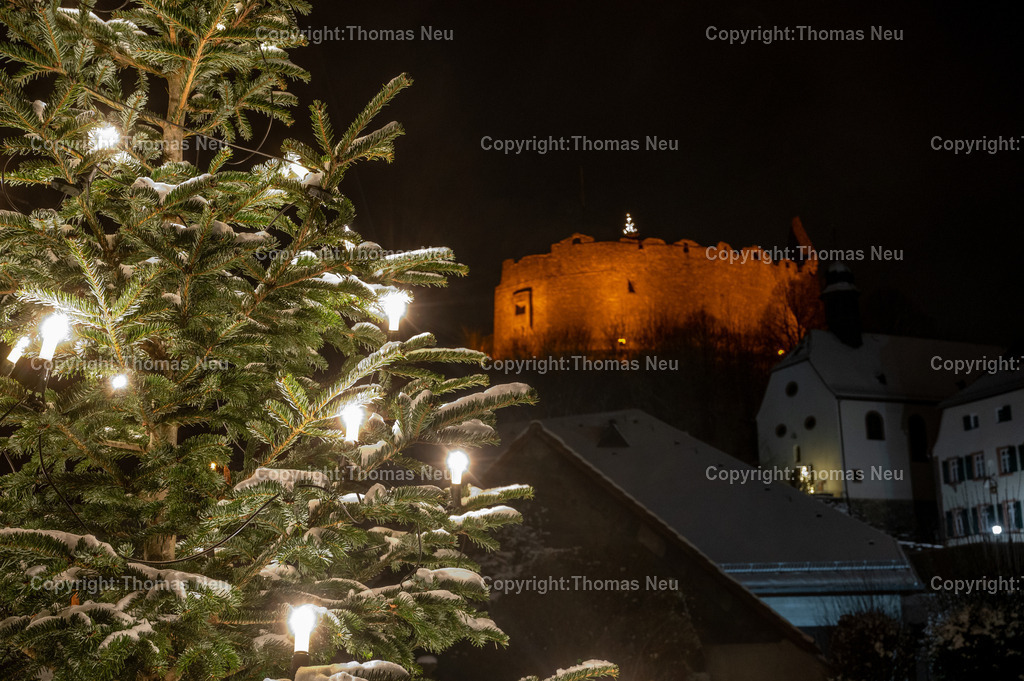 Lindenfels-Winter-Nachtaufnahme__Fotografie_Thomas-Neu-22 | bli, Lindenfels, Blick vom verschneiten Weihnachstbaum vor der evangelischen Kirche hinüber zur Burg und der katholischen Kirche, ,Bild: Thomas Neu