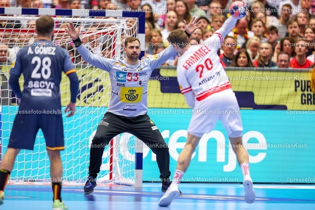 EHF17012601140 | 17.01.2026, Handball, Men's EHF EURO 2026, Österreich - Spanien, Jyske Bank Boxen in Herning, Dänemark, Preliminary Round:  Ignacio Biosca García (Espania #53) gegen  Sebastian Frimmel (Austria #20) 
