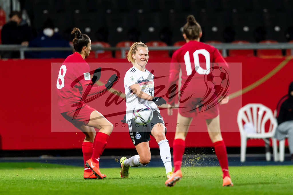 GERTUR20211126_026 | Fussball, Frauen: Emine Ecem Esen (Turkey), Maximiliane Rall (Germany) und Ebru Topcu (Turkey) im Zweikampf bei dem Spiel der WM-Qualifikation zwischen Deutschland und Tuerkei im Eintracht-Stadion am 26.11.2021 in Braunschweig, Deutschland. - Realisiert mit Pictrs.com