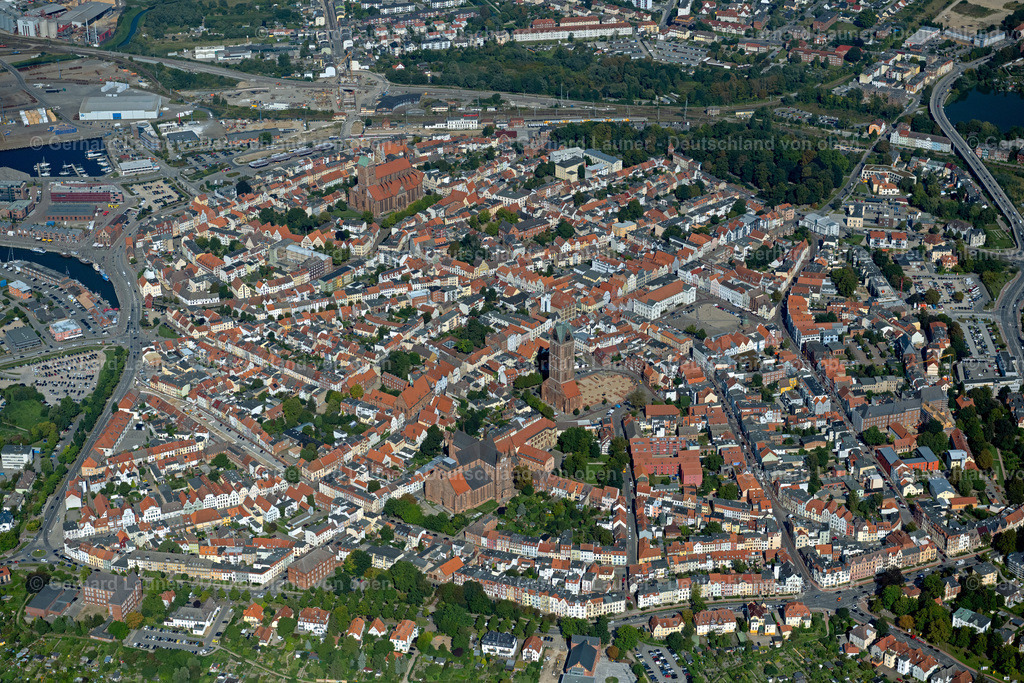 4062174 | WISMAR 08.09.2021 Altstadtbereich und Innenstadtzentrum in Wismar im Bundesland Mecklenburg-Vorpommern. Weiterführende Informationen bei: Hansestadt Wismar. // Old Town area and city center in Wismar in the state Mecklenburg - Western Pomerania. Further information at: Hansestadt Wismar. Foto: Gerhard Launer