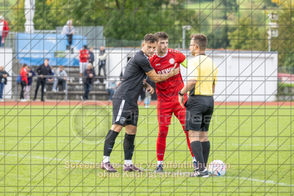 20250928_150218_0044 | #,1.FC Donzdorf (rot) vs. SV Ebersbach (schwarz), Fußball, Bezirksliga - Bezirk Neckar/Fils, 06. Spieltag, Saison 2025/2026, Rasenplatz Lautertal Stadion, Süßener Straße 16, 73072 Donzdorf, 28.09.2025 - 15:00 Uhr,Foto: PhotoPeet-Sportfotografie/Peter Harich