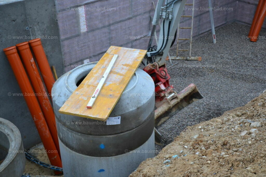 bib-lg03-abwasserkanal-0043 | Nach LV-Leistungsgruppen sortierte Detailfotos über den Bau eines Hauses. Alle Hausbau-Bilder direkt vom Urheber und Autor der Website Haus-Selber-Bauen.com