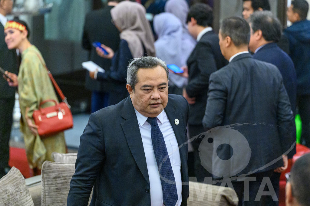 _DWA5419 | Welcoming Jokowi Widodo's arrival by the Indonesian people at Kastens Luisenhof Hotel in the context of the opening of Hannover Messe with Indonesia as Country Partner. Hannover, 15.04.2023 - Realized with Pictrs.com