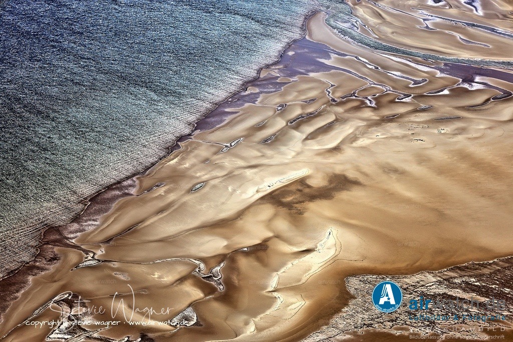 Halligen-Inseln-Weltnaturerbe-Wattenmeer-Mai-23-airwatch-wagner-240A3182 | Entdecken Sie atemberaubende Luftbilder und Fotografien auf airwatch.de - Tauchen Sie ein in eine Welt voller faszinierender Aufnahmen aus der Vogelperspektive.
