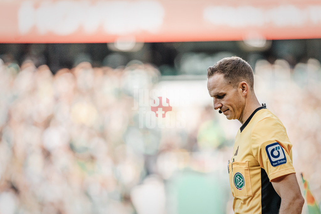 Fußball | Männer | Saison 2025/2026 | 1. Fußball-Bundesliga | 6. Spieltag | SV Werder Bremen vs. FC St. Pauli | 04.10.2025 | Schiedsrichter Sören Storks beim Einlauf