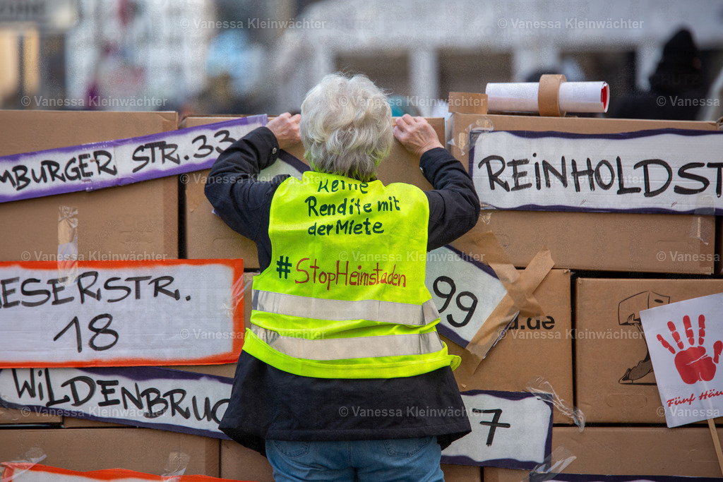 201120 StopHeimstaden MindSpace-3 | Mit Musik und einer "Wall of shame" aus Umzugskartons fordern Mieter*innen der von Heimstaden gekauften Häuser am 20.11.2020 vorm Büro des Schwedischen Immobilien-Investors die Ausübung des städtischen Vorkaufsrechts. - Realisiert mit Pictrs.com