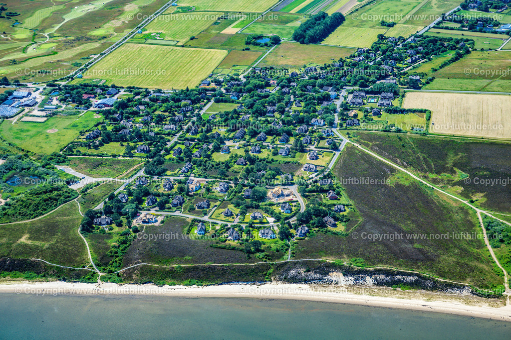 Sylt_Braderup_ELS_6169210625 | WENNINGSTEDT-BRADERUP (SYLT) 13.08.2025 Ortsansicht an der Meeres-Küste im Ortsteil Braderup in Wenningstedt-Braderup (Sylt) auf der Insel Sylt im Bundesland Schleswig-Holstein, Deutschland. // Townscape on the seacoast in the district Braderup in Wenningstedt-Braderup (Sylt) at the island Sylt in the state Schleswig-Holstein, Germany. Foto: Martin Elsen