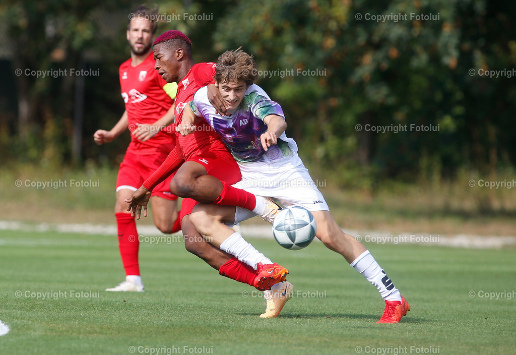 A_LUI_170824_02 | SPORT FUSSBALL LL-OST ASKOE OEDT 1B-ADMIRA LINZ 17.08.2024  IM BILD:  JONATHAN ALUKWU (OEDT) UND THOMAS KANDLER (ADMIRA LINZ) FOTO:  FOTOLUI