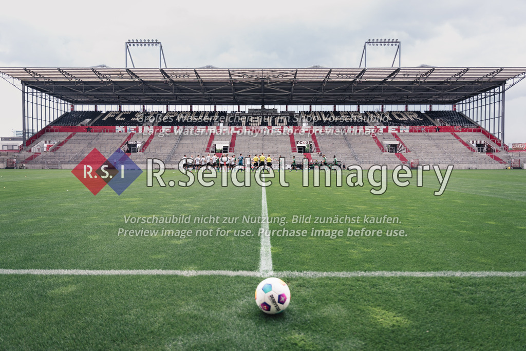 RS-1-050055 | Auftakt zum letzten Saisonspiel. Am Mittelkreis klatschen sich St. Pauli-,. Hannover-Spieler und Schiedsrichter vor dem Spiel ab. 

Im Hintergrund sieht man die leere Tribüne des Millerntorstadions mit den Schriftzügen "FC ST. PAULI 1910 MILLERNTOR" und "KEIN FUSSBALL DEN FASCHISTEN". 

Der Rasen ist zum Saisonende und nach dem Platzsturm des letzten Bundesligaspiels sichtlich stark geflickt.