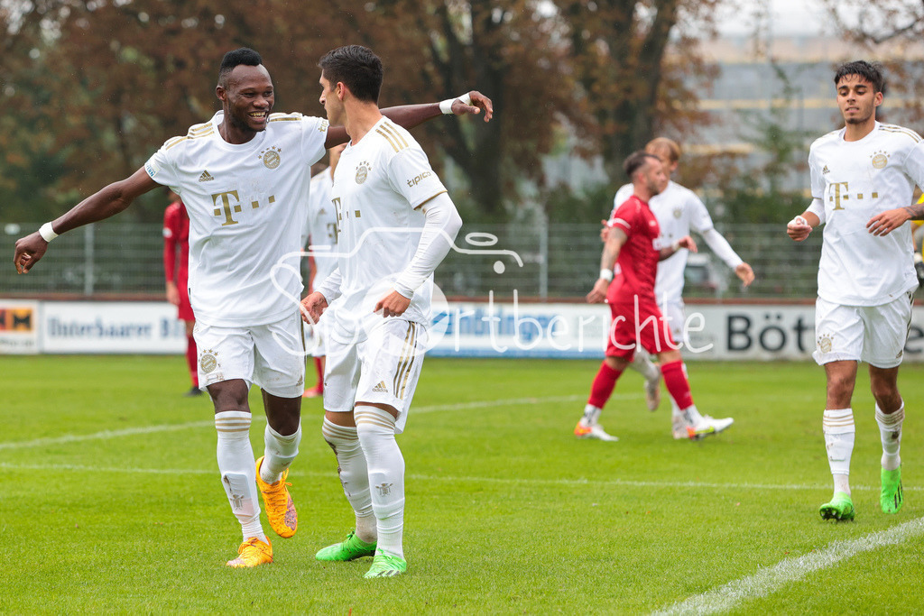 TSV Rain - FC Bayern Amateure | Jubel der Gaeste nach dem Treffer zum 0-1 durch Desire SEGBE AZANKPO (FCB #34)
