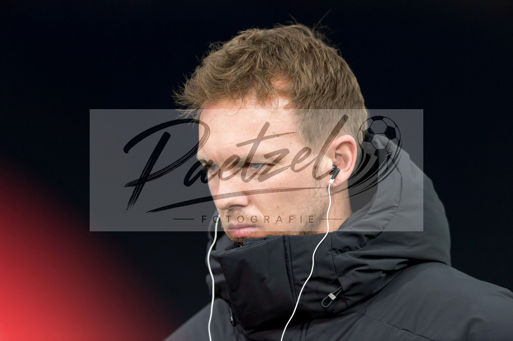 BSCFCB20220123_016 | Fussball, Herren: Trainer Julian Nagelsmann (FC Bayern Muenchen) schaut bei dem Spiel der 1. Bundesliga zwischen Hertha BSC und FC Bayern Muenchen im Olypiastadion am 23.01.2022 in Berlin, Deutschland.DFB / DFL REGULATIONS PROHIBIT ANY USE OF PHOTOGRAPHS AS IMAGE SEQUENCES AND/OR QUASI-VIDEO. - Realisiert mit Pictrs.com