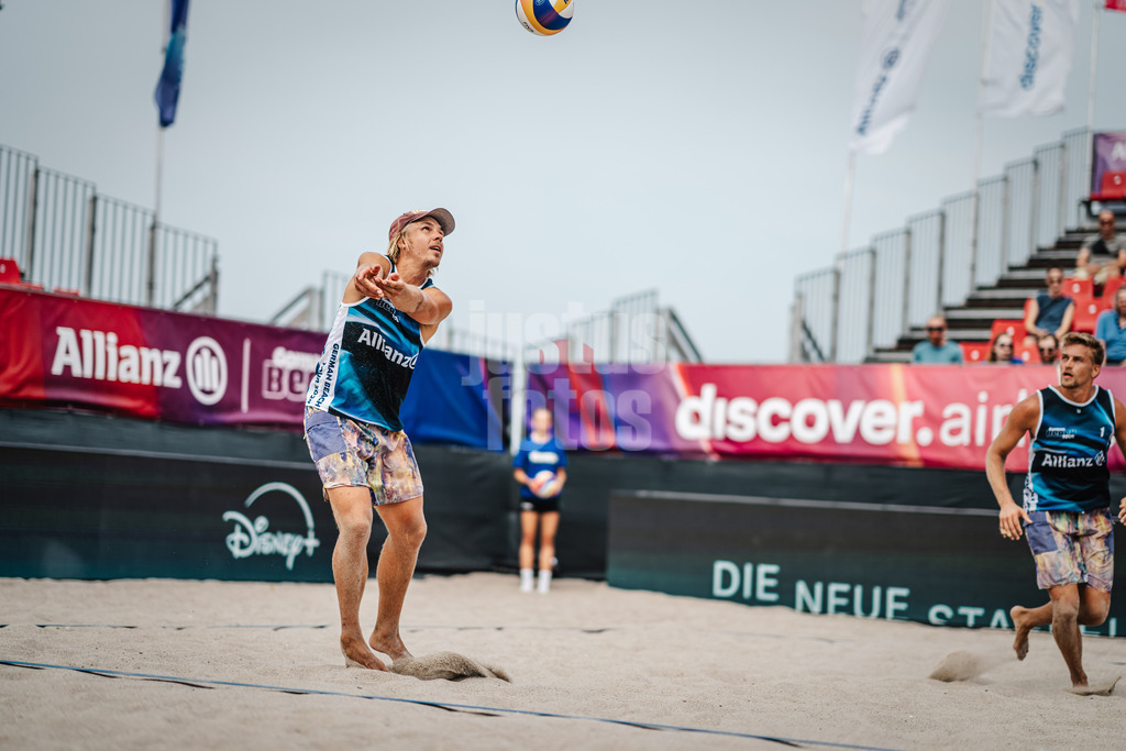 Beachvolleyball | Männer | Allianz German Beach Tour 2024 | Tourstop Kühlungsborn 2 | 15.08.2024 | Ole Schwarmann nimmt den Ball an