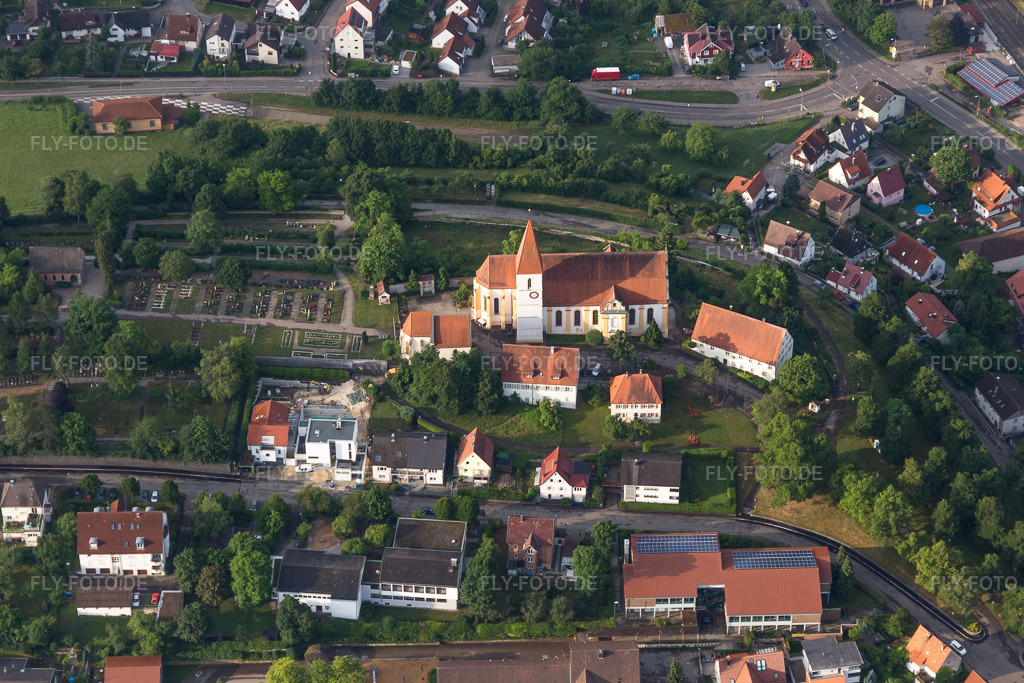 Luftbild: Kirchengebäude St. Maria im Dorfkern im Ortsteil Unterkochen in Aalen im Bundesland Baden-Württemberg in Deutschland. – Foto: IMG_101593.jpg vom 08.07.2017 durch Werner Riehm/FLY-FOTO.de – Auflösung des Originals: 4916 x 3277 px