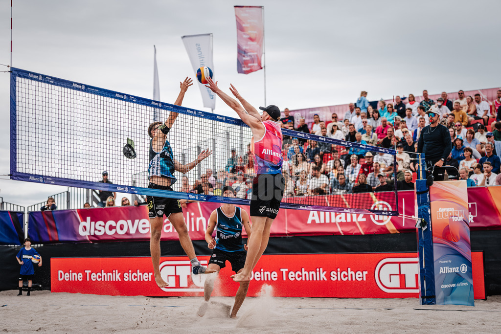 Beachvolleyball | Männer | Allianz German Beach Tour 2024 | Tourstop Kühlungsborn 2 | 17.08.2024 | v.l. Benedikt Sagstetter und Philipp Huster Duell am Netz