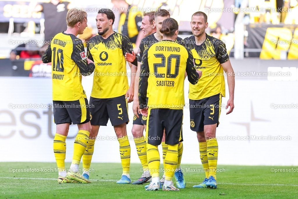 BVB26042601036 | 26.04.2026, Fußball, Borussia Dortmund - SC Freiburg, 1. Fußball Bundesliga, 31. Spieltag, Signal Iduna Park, Saison 2025 2026: Torjubel nach dem Tor zum 3:0 durch Torschütze Ramy Bensebaini&nbsp;(BVB #05)  zusammen mit   DFB regulations prohibit any use of photographs as image sequences and or quasi-video.