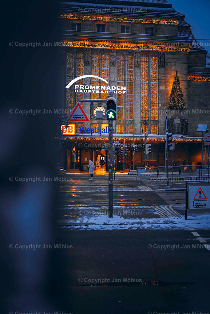 _DSC1806 | Der Leipziger Hauptbahnhof ist nicht nur ein Verkehrsknotenpunkt, sondern auch architektonisch und stadtgeschichtlich ein echtes Highlight. Sein Vorplatz ist Drehscheibe für Menschen, Linien, City-Flair und Shopping – ein Ort voller Dynamik mitten im Herzen der Stadt.  - Realisiert mit Pictrs.com