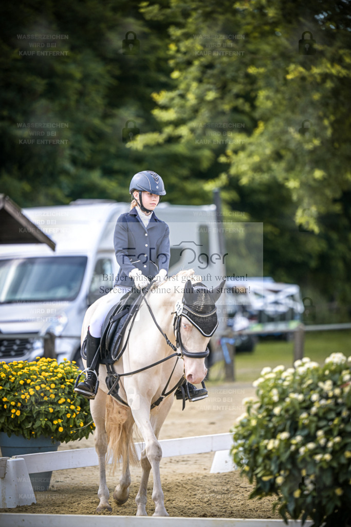 DOS_8783 | Entdecke hochwertige Reitturnierfotos von Foto Oger. Professionell, emotional und authentisch – jetzt Lieblingsmomente im Shop bestellen. - Realisiert mit Pictrs.com
