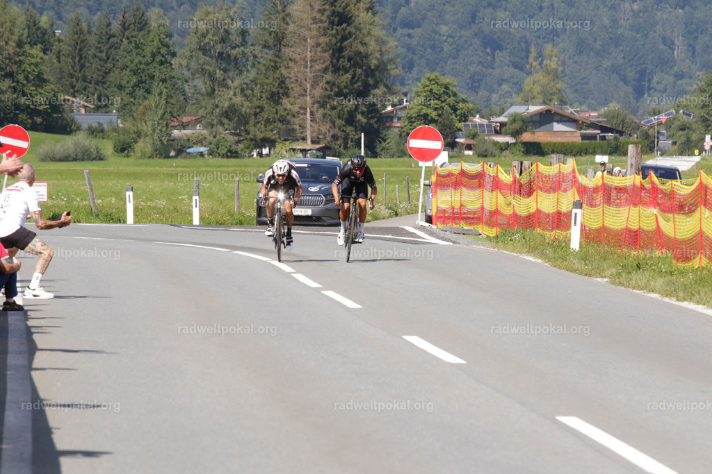 1095_20230817_Bewerb_Maenner_Muehlanger | AUT - OESTERREICH, 2023-08-16: SPORT RENNRAD-FAHREN - 55. INTERNATIONALER RADWELTPOKAL IN ST. JOHANN IN TIROL  - Vintage-Radrennen mit WM-Bronze-Medaillen-Siegerin Christina Schweinberger, den Teilnehmer und Alexander Baumann (vom Orginastions-Team) - TAG 2 BEWERB MAENNER IN SECHS GRUPPEN  ; Foto: Roland Muehlanger