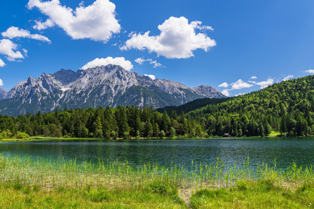 Blick über den Lautersee auf das Karwendelgebirge bei Mittenwald | Blick über den Lautersee auf das Karwendelgebirge bei Mittenwald.