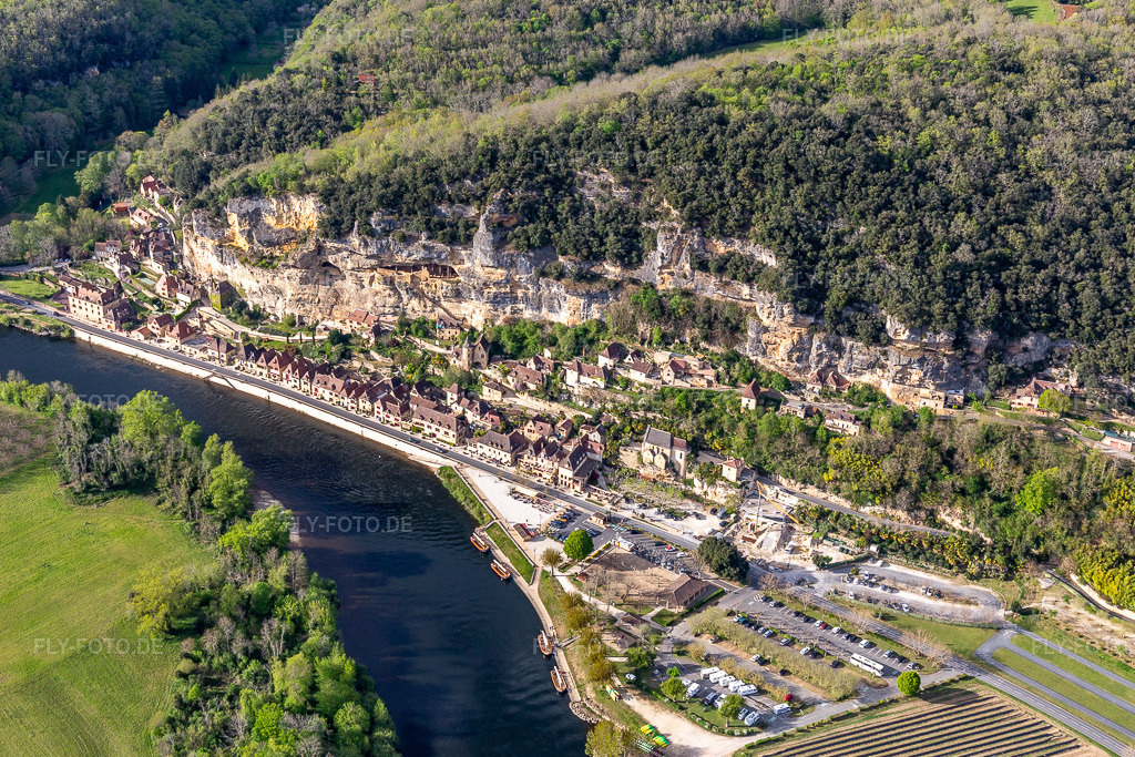 Luftbild: Fluss- Uferbereichen der Dordogne mit Château de la Malartrie in La Roque-Gageac im Bundesland Dordogne in Frankreich. Foto: IMG_113427.jpg vom 16.04.2019 durch Werner Riehm/FLY-FOTO.de