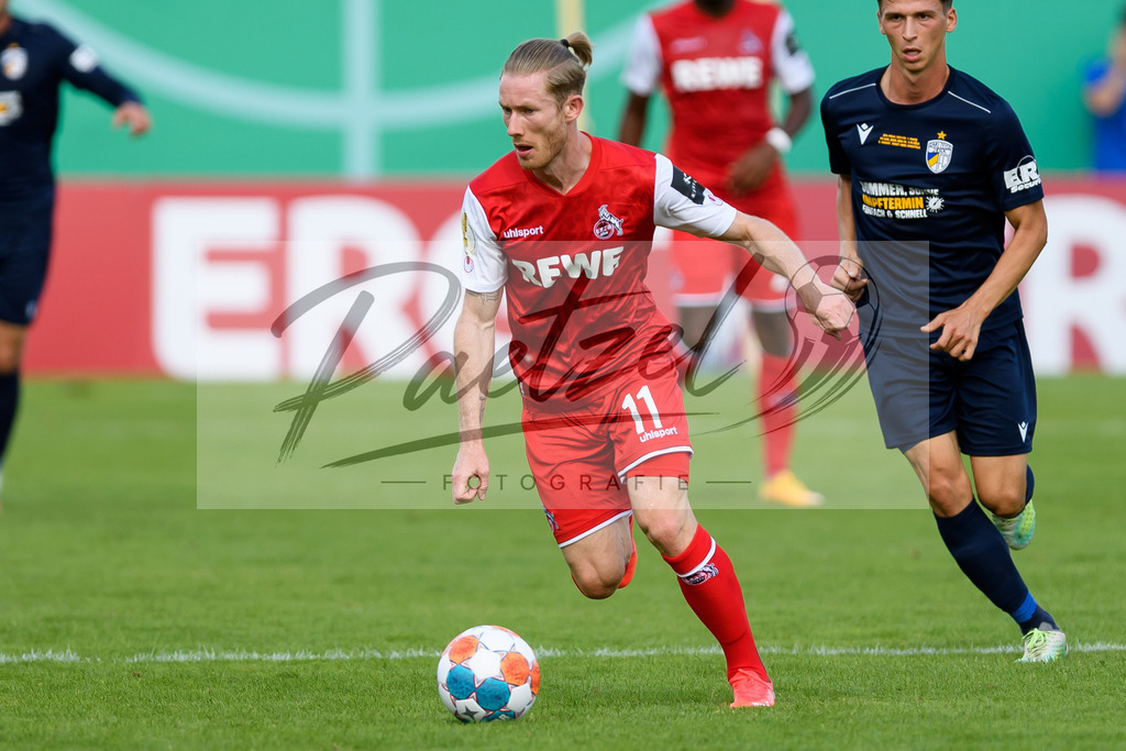 JENKOE20210808_163 | Fussball, Herren: Florian Kainz (1. FC Koeln) in Aktion, am Ball, Einzelaktion beim Spiel der 1. Runde im DFB-Pokal zwischen FC Carl Zeiss Jena und 1. FC Koeln im Ernst-Abbe-Sportfeld am 08.08.2021 in Jena, Deutschland.DFB / DFL REGULATIONS PROHIBIT ANY USE OF PHOTOGRAPHS AS IMAGE SEQUENCES AND/OR QUASI-VIDEO. - Realisiert mit Pictrs.com