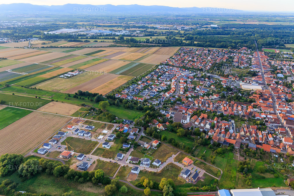 Luftbild: Neubaugebiet Am Sonderbach in Offenbach an der Queich im Bundesland Rheinland-Pfalz in Deutschland. Foto: IMG_094447.jpg vom 01.09.2016 durch Werner Riehm/FLY-FOTO.de