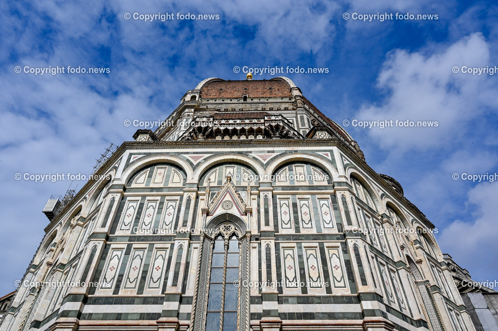 Italien_ Toscana_ Florenz_ 30.05.2024-257 | 30.05.2024, Italien, ITA, Toskana, Florenz im Bild Stadtansichten, Gebäude, Architektur, Touristen, Historisch, Souvenir, Altstadt, Museum, Statuen, Skulpturen, Piazza della Signoria, Statue David, Palazzo Vecchio, Neptunbrunnen, Piazza della Repubblica, Ponte Vecchio, Brücke, Uffizien, Kathedrale Santa Maria del Fiore, Arno, Fluß


Florenz, Firenze, ist eine italienische Großstadt. Nach Einwohnern ist sie die achtgrößte Stadt Italiens. Florenz ist die Hauptstadt sowie größte Stadt der Region Toskana und der Metropolitanstadt Florenz, in der etwa eine Million Menschen leben. Florenz ist für seine Geschichte berühmt. Leonardo da Vinci verbrachte große Teile seiner Jugend in Florenz, Michelangelo fand Unterschlupf in der Kirche der Medici, Galileo Galilei wohnte als Hofmathematiker in den Palästen der Medici. Von 1865 bis 1871 war die Stadt die Hauptstadt des neu gegründeten Königreichs Italien. Das historische Zentrum von Florenz zieht Jahr für Jahr Millionen von Touristen an. Die historische Innenstadt wurde von der UNESCO im Jahre 1982 zum Weltkulturerbe erklärt. 
Quelle: Wikipedia
