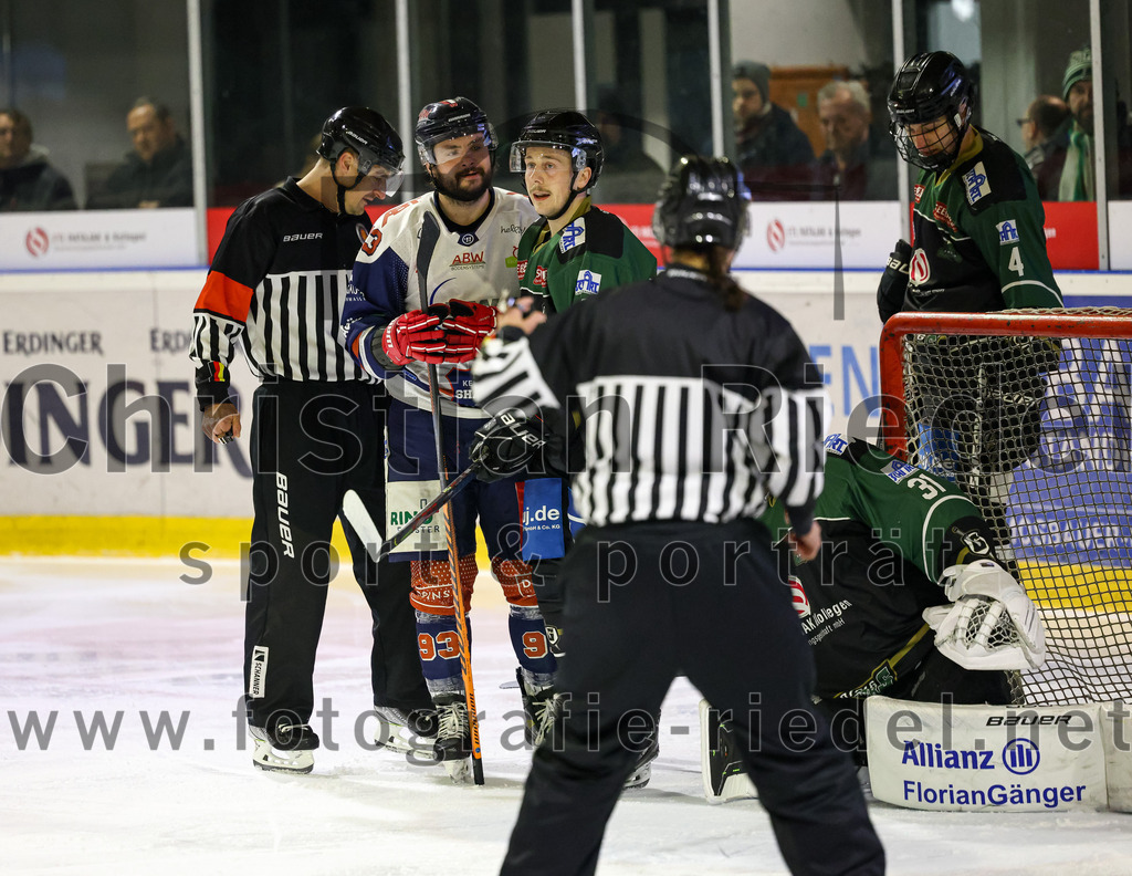 2023-03-03_025_TSV_Erding_gegen_ESC_Kempten | Erding, Deutschland, 03.03.2023:
Eishockey, Bayernliga Playoffs 2022 / 2023, Viertelfinale, TSV Erding gegen ESC Kempten, Endergebnis: 9:3

Lars Grözinger (ESC Kempten, #93), Sebastian Busch (Erding Gladiators, #11), Torwart Christoph Schedlbauer (Erding Gladiators, #31), Simon Franz (Erding Gladiators, #4)

Foto: Christian Riedel / fotografie-riedel.net