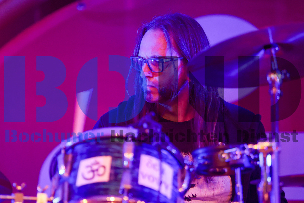 Bochum total 2024 - Die Feuersteins  {date} -  | {headline}(Foto: Sebastian Sendlak / BOND) - Realisiert mit Pictrs.com