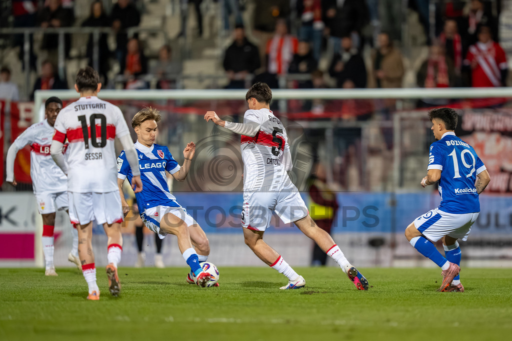 VfB Stuttgart II vs. FC Energie Cottbus, Fussball, 3.Liga, 27. Spieltag, Saison 2025/2026, 03.03.2026 | Mirza Catovic (VfB Stuttgart II, #05) tunnelt Lukas Michelbrink (FC Energie Cottbus, #08),VfB Stuttgart II vs. FC Energie Cottbus, Fussball, 3.Liga, 27. Spieltag, Saison 2025/2026, 03.03.2026Foto: photosbyphips/Philip Ziegler