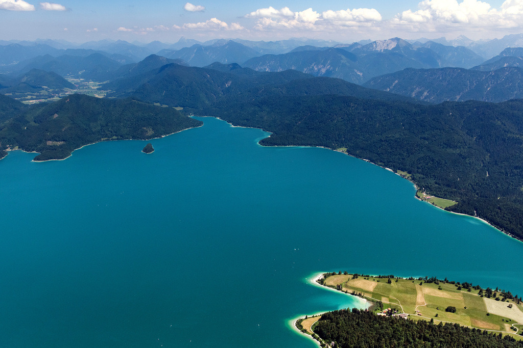 dr__0100399.jpg | KOCHEL AM SEE 13.06.2023 Uferbereiche am Seegebiet des Walchensee in Kochel am See im Bundesland Bayern, Deutschland. 