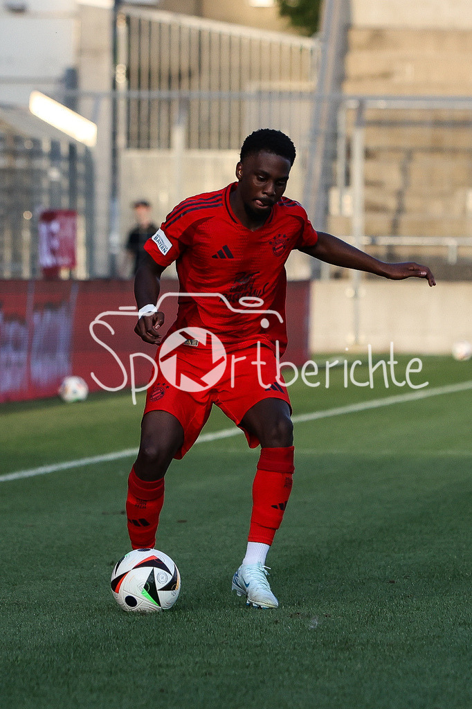 FC Bayern Amateure - SpVgg Ansbach | Am Ball  Michael SCOTT (FCB #8) / Freisteller / Einzelfoto