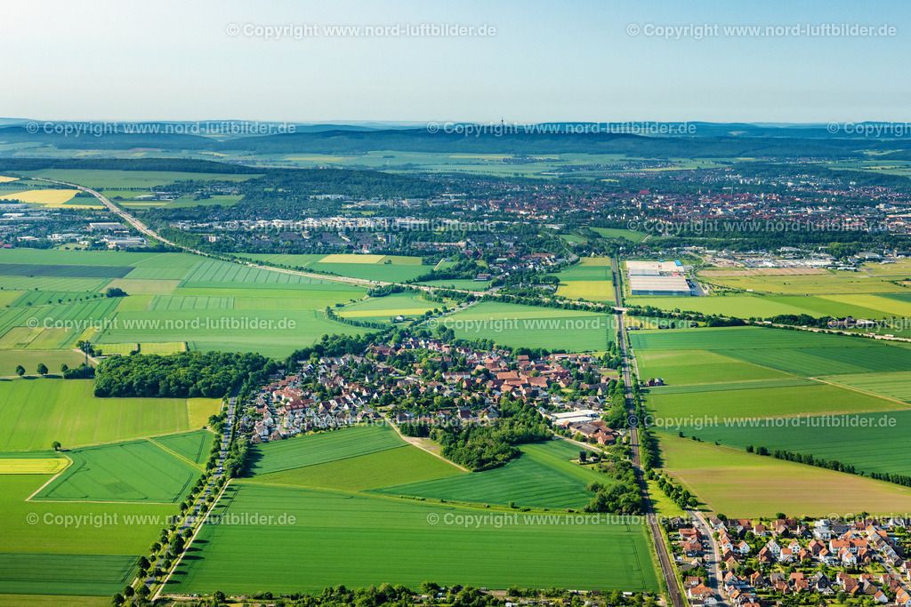 Asel_ELS_4347050623 | ASEL 05.06.2023 Landwirtschaftliche Nutzflächen und Feldgrenzen umsäumen das Siedlungsgebiet des Dorfes an der Göriacher Straße in Asel im Bundesland Niedersachsen, Deutschland. // Agricultural land and field boundaries surround the settlement area of the village on street Goeriacher Strasse in Asel in the state Lower Saxony, Germany. Foto: Martin Elsen