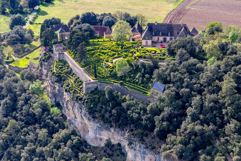 Vue aérienne: Parc du château de Marqueyssac surplombant la Dordogne à Vézac à Vézac dans le département Dordogne, France. Photo: IMG_113441.jpg prise le 16/04/2019 par Werner Riehm/FLY-FOTO.eu – Résolution de l'original: 4742 x 3161 px