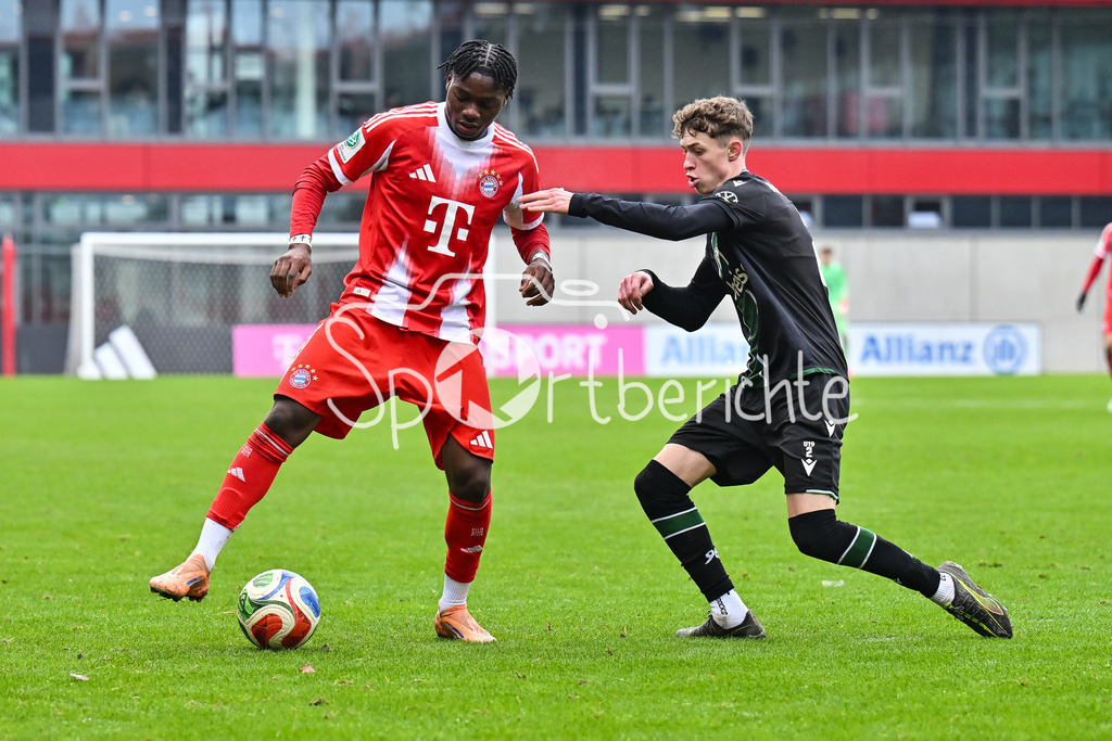 FC Bayern München - Hannover 96 | MUNICH, GERMANY - 15. FEBRUARY: im Duell Uzorchukwu EGWUATU (FC Bayern München U19 13) und Max BERGER (Hannover 96 U19 2) während dem Spiel zwischen der U19 des FC Bayern München und der U19 von Hannover 96 am 2. Spieltag der Hauptrunde der U19-DFB-Nachwuchsliga am FC Bayern Campus