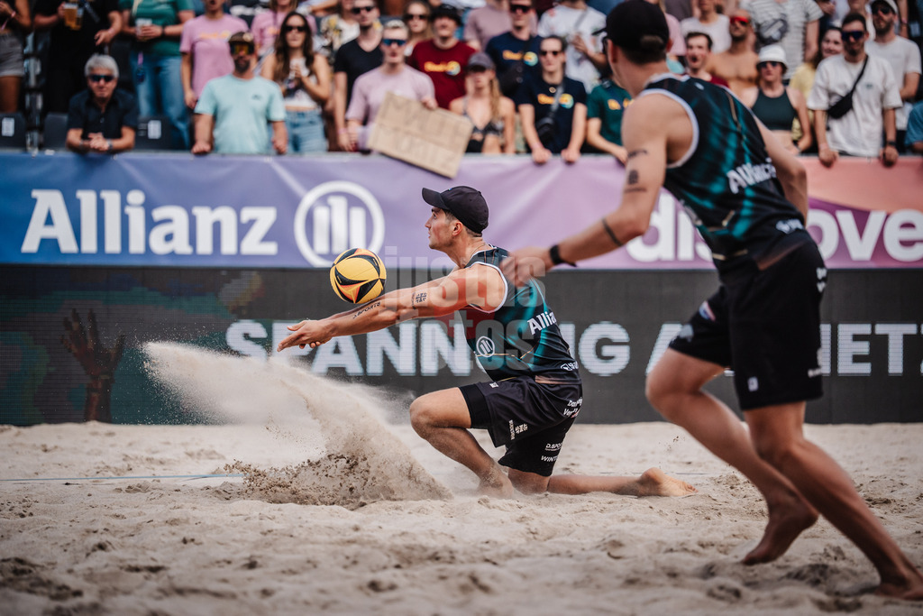 Beachvolleyball | Männer | Deutsche Meisterschaften 2025 Timmendorfer Strand | 04.09.2025 | Sven Winter nimmt den Ball an