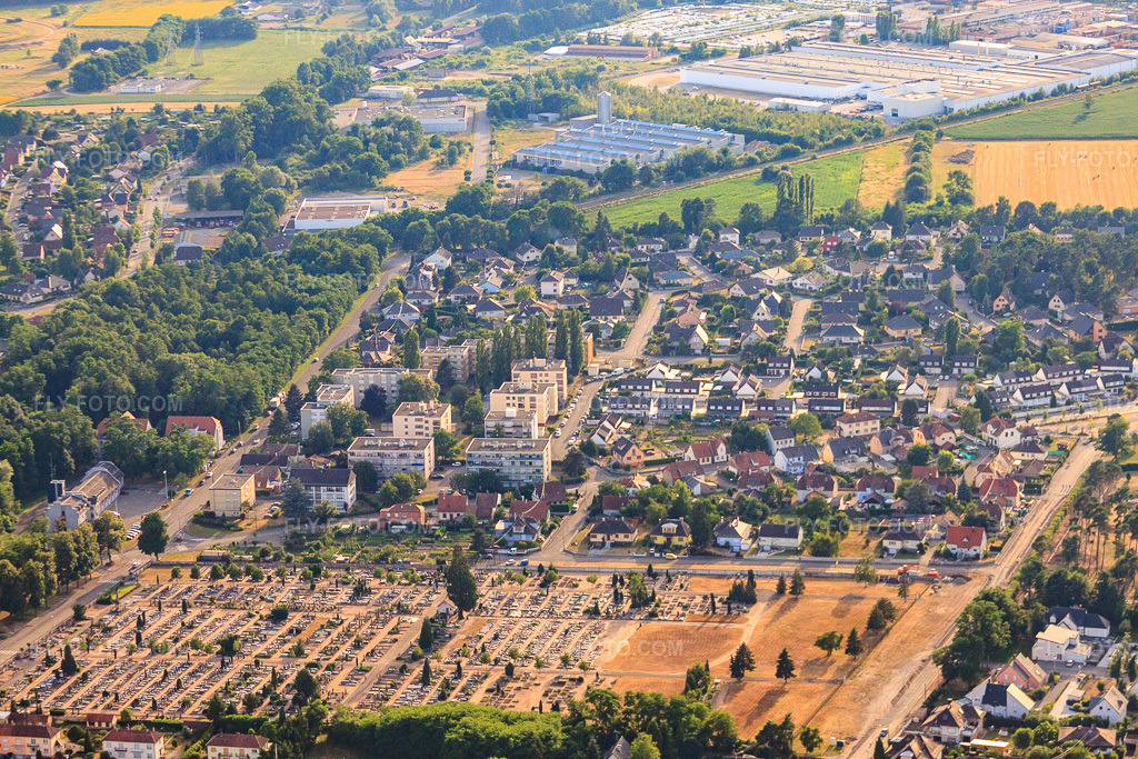 Aerial view: Cemetery of Bischwiller of the East in Bischwiller in the state Bas-Rhin, France. – Photo: IMG_30442.jpg taken on 07/09/2010 by Werner Riehm/FLY-FOTO.com – Resolution of the original: 4752 x 3168 px
