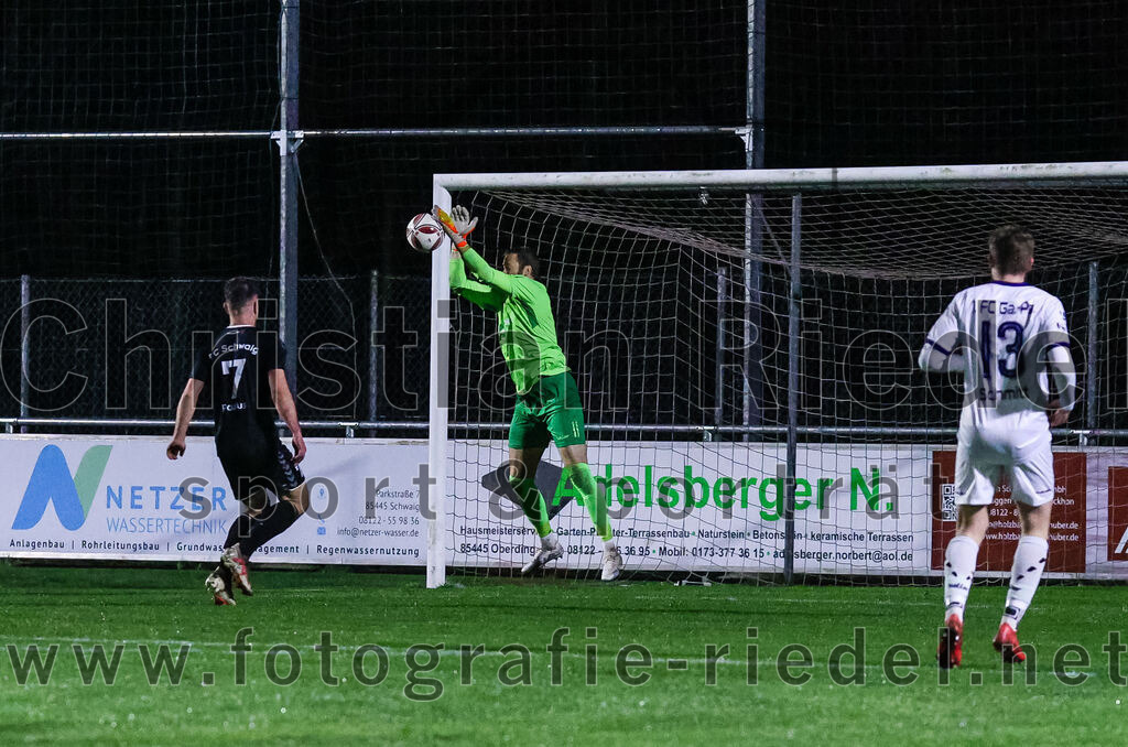 2024-03-15_033_FC_Schwaig_gegen_1_FC_Garmisch-Partenkirchen | Oberding, Deutschland, 15.03.2024:
Fußball, Landesliga Südost 2023 / 2024, 25. Spieltag, FC Schwaig gegen 1. FC Garmisch-Partenkirchen, Endergebnis: 4:0

Tobias Paulus (FC Schwaig, #7), Torwart David Salcher (1. FC Garmisch-Partenkirchen, #1), Elian Schmitt (1. FC Garmisch-Partenkirchen, #13)

Foto: Christian Riedel / fotografie-riedel.net