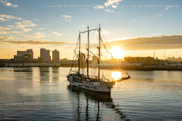 DJI_0088 | 30.09.2022 Drohnenaufnahmen Dt. Schifffahrtstag 2022 Bremen Wendebecken / Weser