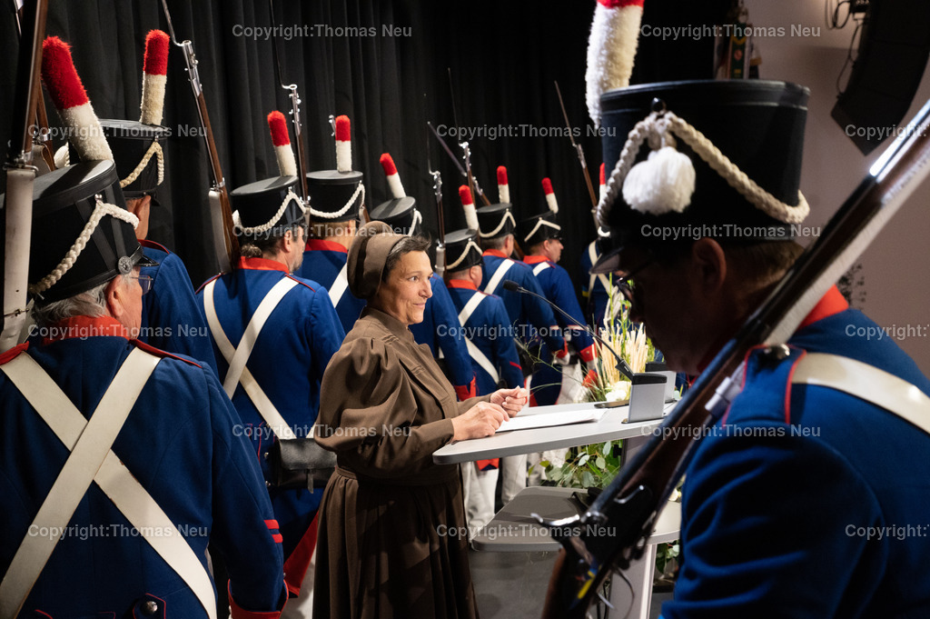 DSC_3921 | bbe, Bensheim, Einweihung Bürgerhaus Bensheim, ,Natürlich durfte Oald Bensem mit der Fraa vun Bensem alias Doris Walter nicht fehlen, statt Böllerschüsse gab es weiße Luftballon-Tauben die vor dem Dalberger Hof in die Luft gelassen wurden, die Bürgerwehr trug als Armbinde   die ukrainische Fahne,  , Bild: Thomas Neu