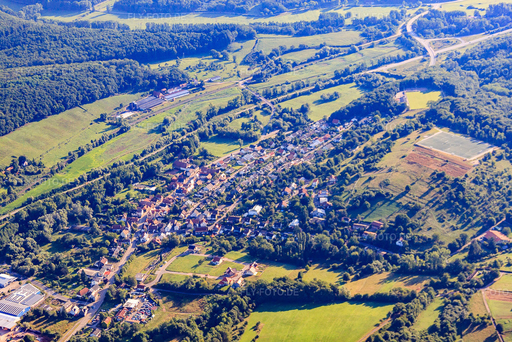 Luftbild: Ortsansicht aus Westen im Ortsteil Queichhambach in Annweiler im Bundesland Rheinland-Pfalz in Deutschland. Foto: IMG_30961.jpg vom 07.08.2010 durch Werner Riehm/FLY-FOTO.de