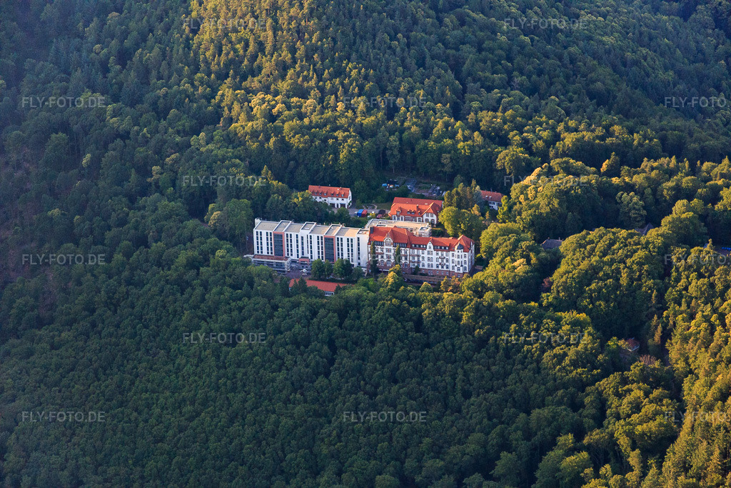 Luftbild: Fachklinik Eußerthal im Wald in Eußerthal im Bundesland Rheinland-Pfalz in Deutschland. – Foto: IMG_082664.jpg vom 25.06.2015 durch Werner Riehm/FLY-FOTO.de – Auflösung des Originals: 5472 x 3648 px – Fachklinik Eußerthal | Fachklinik Eußerthal