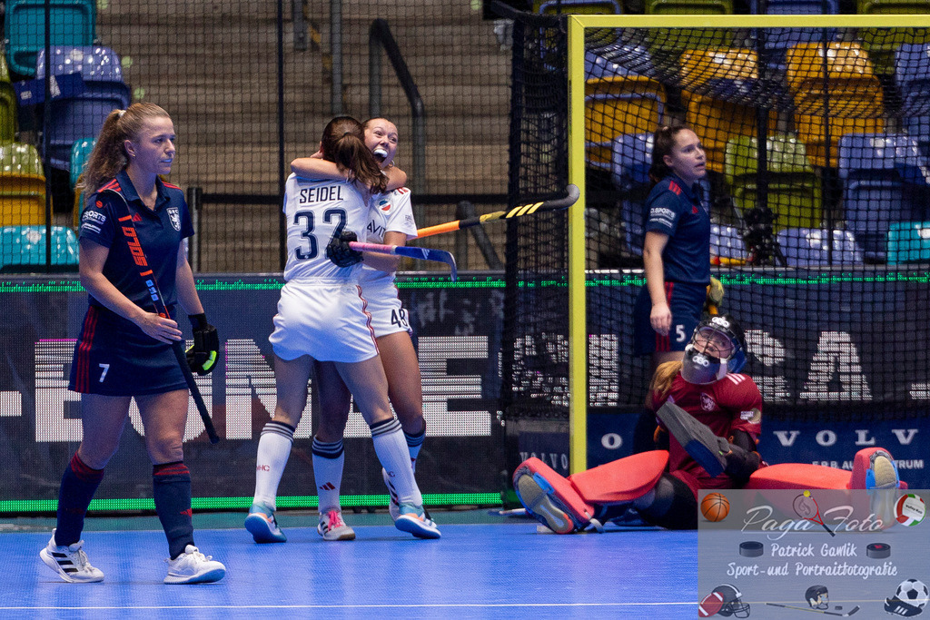Volvo E.R.B. Final 4 Halbfinale Frauen: Mannheimer HC - Düsseldorfer HC, 25.01.2025 | Charlotte Hendrix (Mannheimer HC #48) & Carolin Seidel (Mannheimer HC #32) bejubel ndas Tor / den Treffer zum 3:4 & Femke Jovy (Düsseldorfer HC #1) am Boden & Pia Lhotak (Düsseldorfer HC #5) im Tor sind fassungslos, Mannheimer HC - Düsseldorfer HC, Frankfurt, Süwag Arena, 25.1.2025 - Realisiert mit Pictrs.com