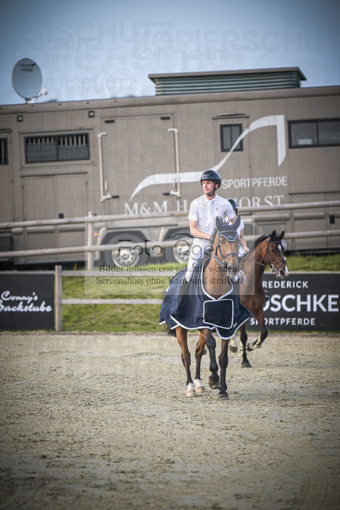 DOS_0328 | Entdecke hochwertige Reitturnierfotos von Foto Oger. Professionell, emotional und authentisch – jetzt Lieblingsmomente im Shop bestellen.Deutschlandweite Turnierfotografie. - Realisiert mit Pictrs.com