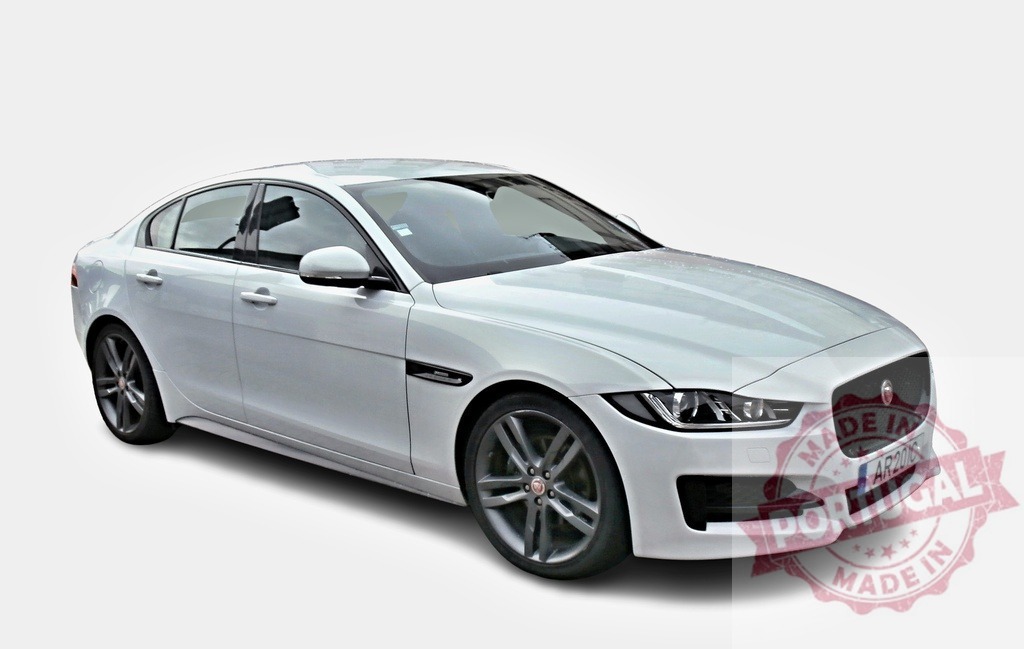White Jaguar XE driving on a white background | White Jaguar XE driving on a white background - Realisiert mit Pictrs.com