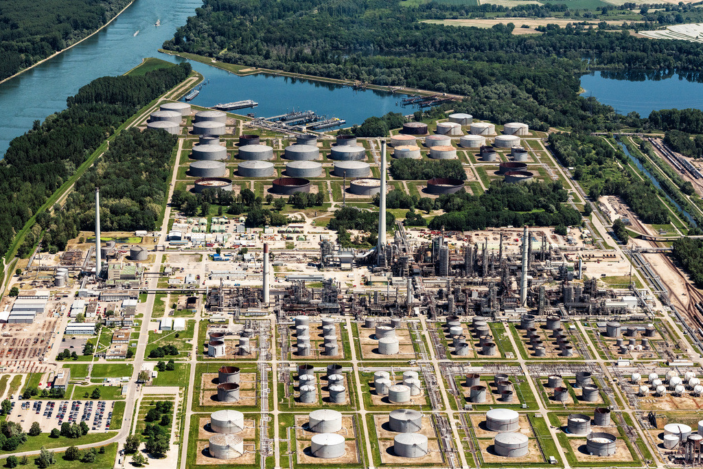 dr__0064526.jpg | KARLSRUHE 02.06.2021 Raffinerie- Anlagen und Leitungssysteme auf dem Werksgelände des Mineralöl- Produzenten Mineralölraffinerie Oberrhein im Ortsteil Knielingen in Karlsruhe im Bundesland Baden-Württemberg, Deutschland. // Refinery equipment and management systems on the factory premises of the mineral oil manufacturers Mineraloelraffinerie Oberrhein in the district Knielingen in Karlsruhe in the state Baden-Wurttemberg, Germany. Foto: Daniel Reiter